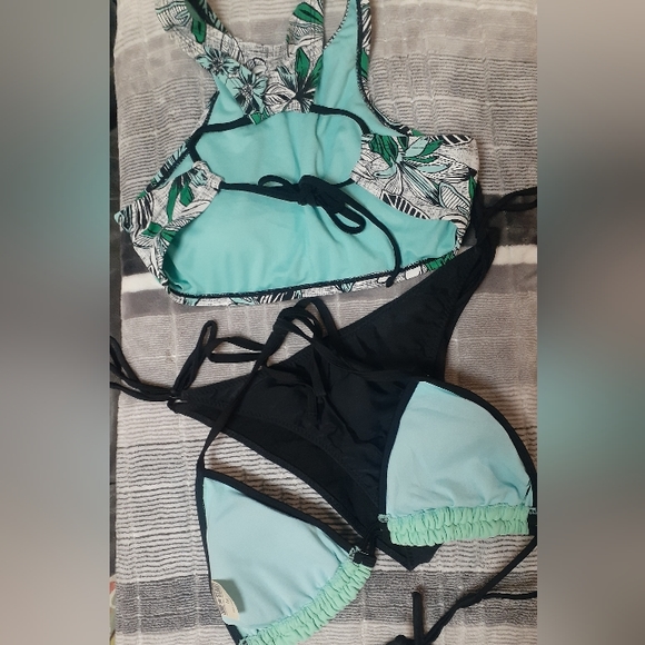 Bikini - Picture 3 of 3